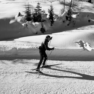Langläufer im Sporthotel Salzburger Land auf verschneiten Pisten