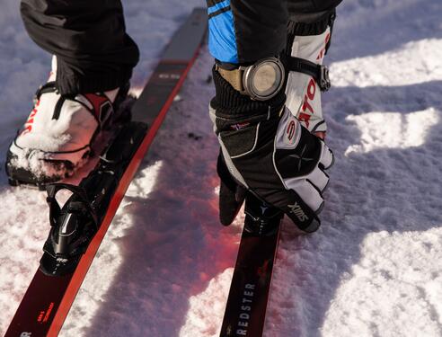 "Skifahrer bereitet seine Ausrüstung vor für eine Großarl Skitour    "