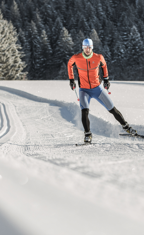 Cross-country skier on a trail in Grossarl, surrounded by snow-covered trees and an idyllic winter landscape | © © SalzburgerLand Tourismus