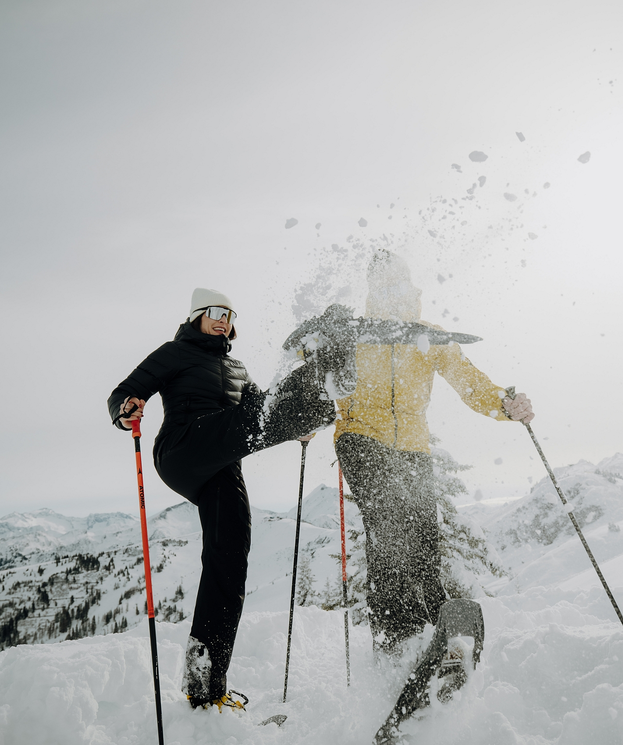 Schneeschuhwandern durch tief verschneite Landschaft in Großarl