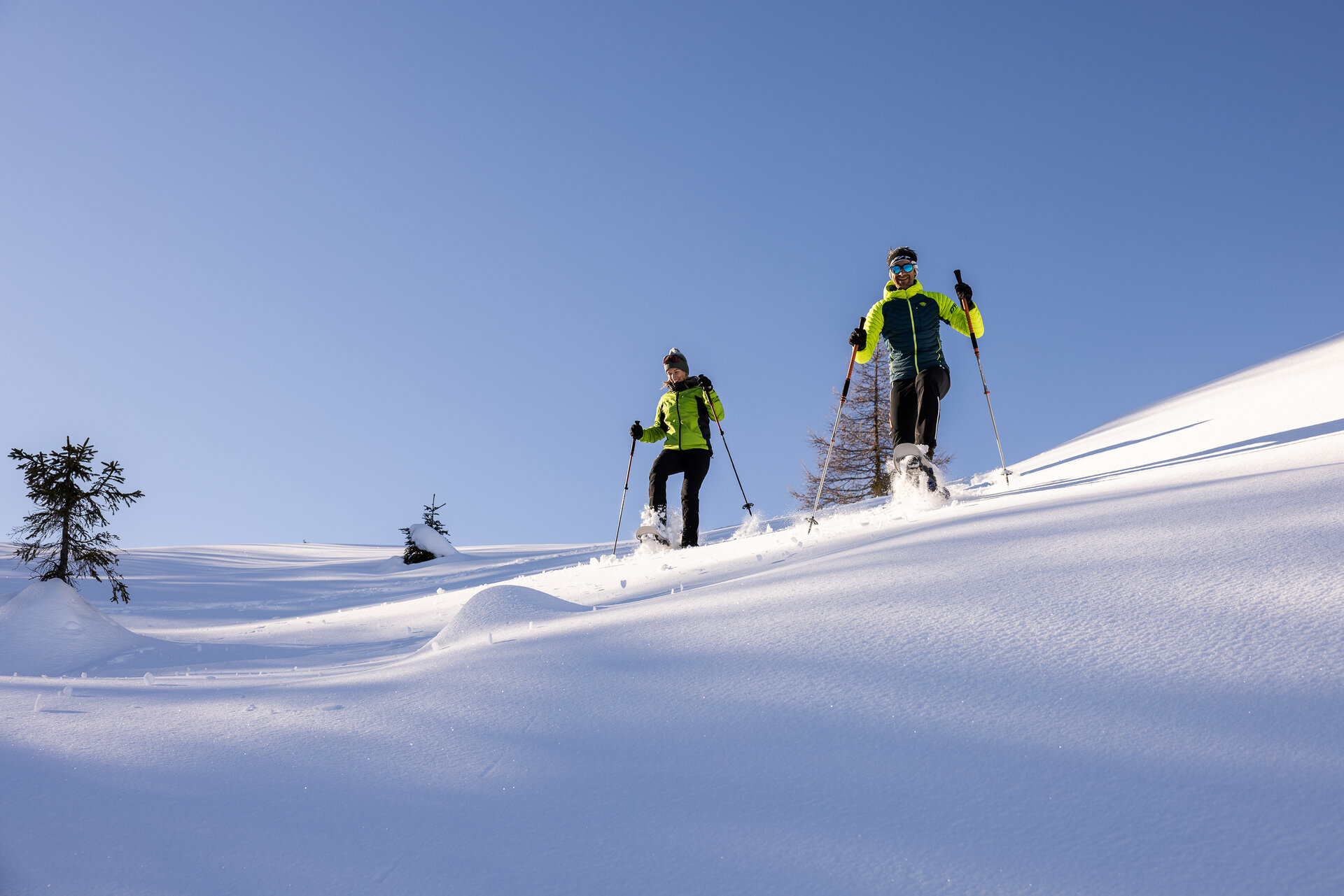 Zwei Schneeschuhwanderer genießen die verschneite Landschaft bei einer Großarl Skitour 