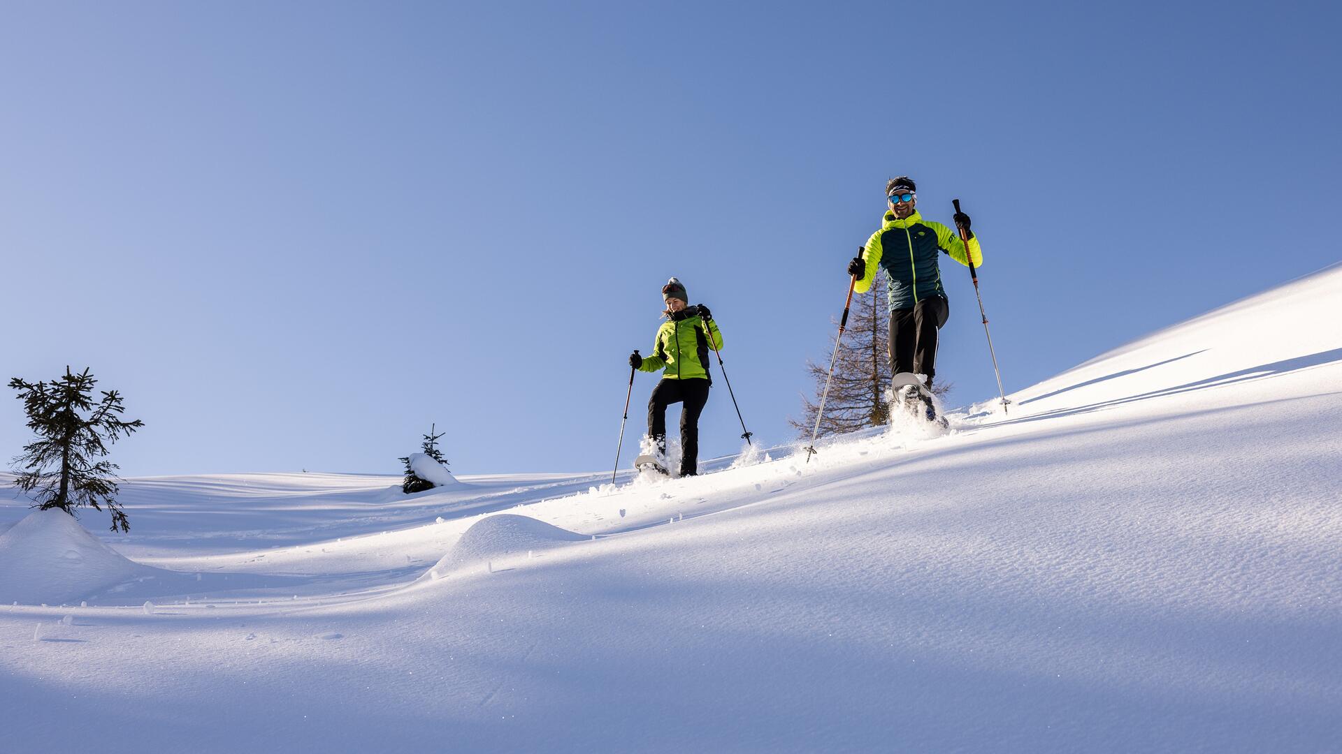 Zwei Schneeschuhwanderer genießen die verschneite Landschaft bei einer Großarl Skitour 