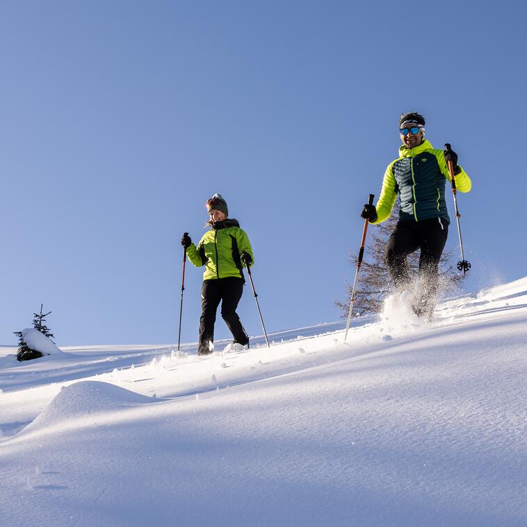 Aktiver Winterurlaub im Naturhotel Salzburger Land mit Skifahren und Wandern in der Natur.