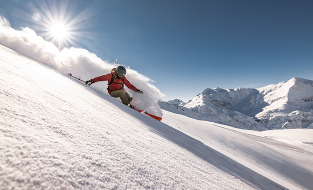 Skier enjoying fresh snow in the Austrian Alps during a ski holiday in Salzburger Land | © © SalzburgerLand Tourismus