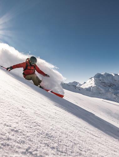 Skifahrer genießt den frischen Schnee in den Alpen, während er einen unvergesslichen Skiurlaub im Salzburger Land verbringt | © SalzburgerLand Tourismus