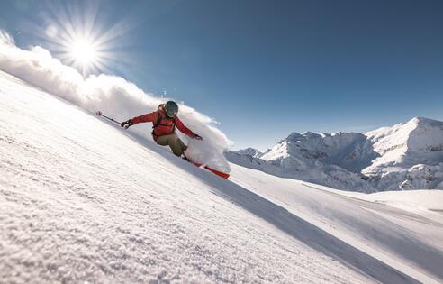Skifahrer genießt den frischen Schnee in den Alpen, während er einen unvergesslichen Skiurlaub im Salzburger Land verbringt | © SalzburgerLand Tourismus