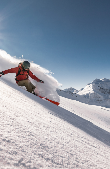 Skifahrer genießt den frischen Schnee in den Alpen, während er einen unvergesslichen Skiurlaub im Salzburger Land verbringt | © © SalzburgerLand Tourismus