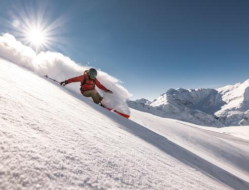 Skifahrer genießt den frischen Schnee in den Alpen, während er einen unvergesslichen Skiurlaub im Salzburger Land verbringt | © SalzburgerLand Tourismus