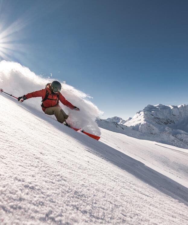 Skifahrer genießt den frischen Schnee in den Alpen, während er einen unvergesslichen Skiurlaub im Salzburger Land verbringt | © SalzburgerLand Tourismus