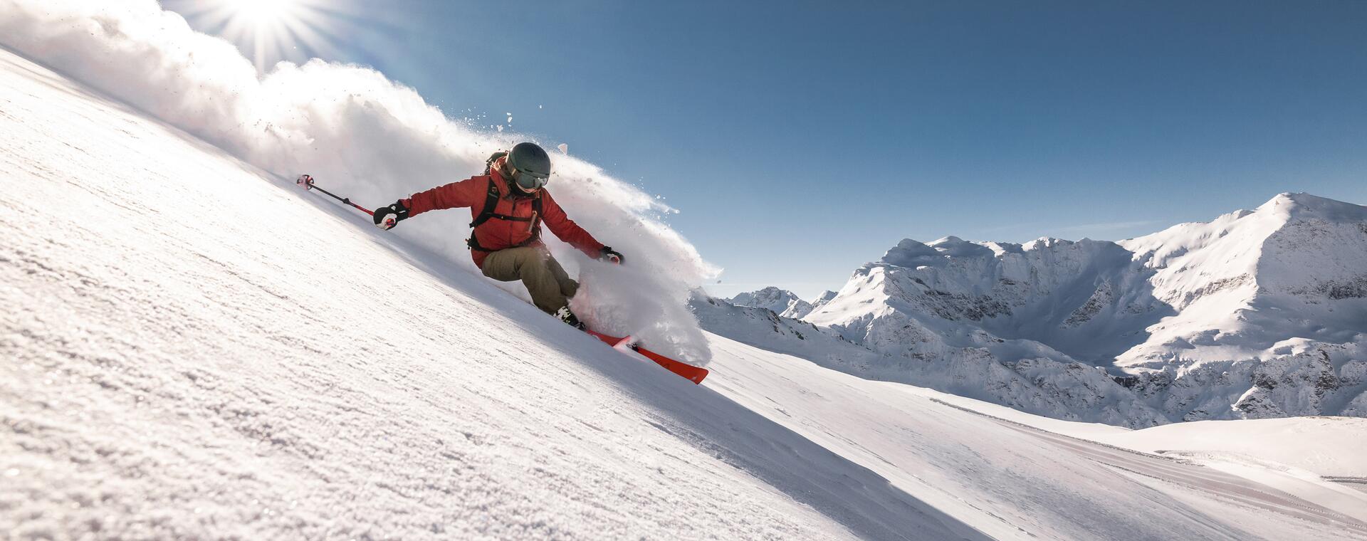 Skifahrer genießt den frischen Schnee in den Alpen, während er einen unvergesslichen Skiurlaub im Salzburger Land verbringt | © SalzburgerLand Tourismus