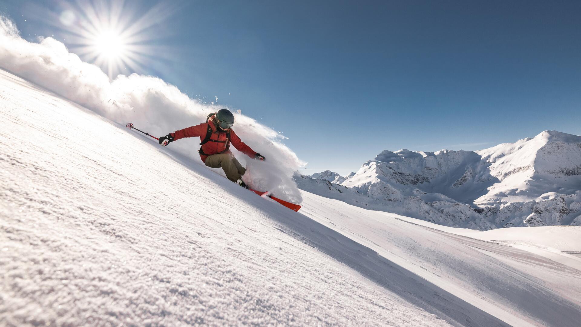 Skifahrer genießt den frischen Schnee in den Alpen, während er einen unvergesslichen Skiurlaub im Salzburger Land verbringt | © SalzburgerLand Tourismus