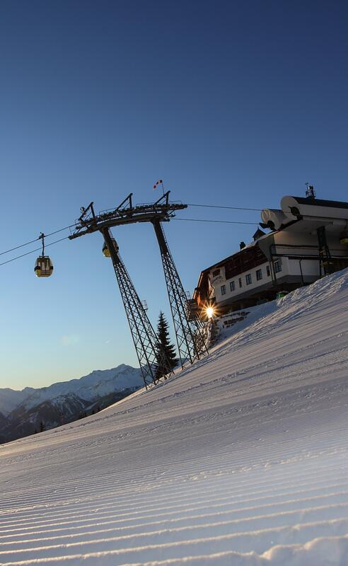 Seilbahn fährt über verschneite Pisten, mit einer malerischen Aussicht auf die Berge, perfekt für einen Skiurlaub im Salzburger Land | © www.grossarltal.info