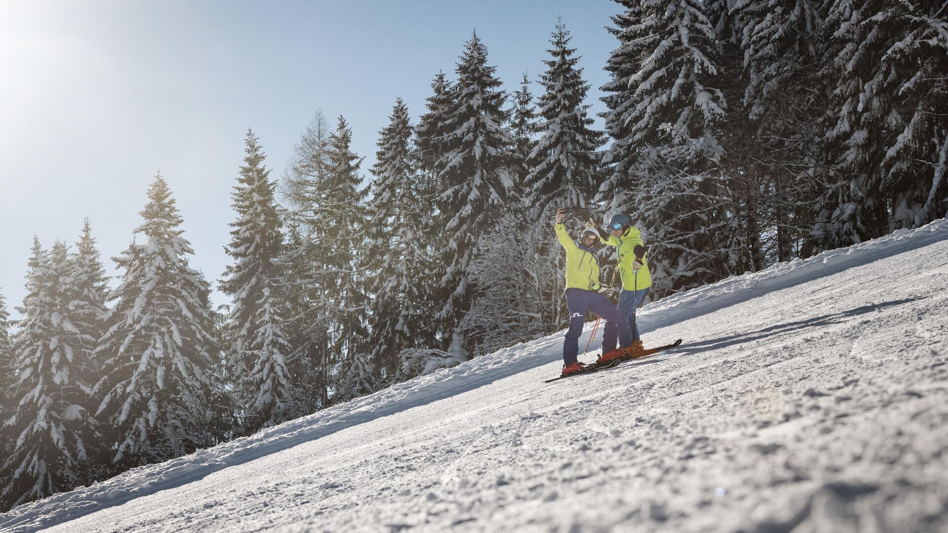 skiing in the sunshine in Großarl | © SalzburgerLand Tourismus