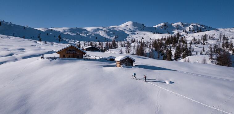 Zwei Skitourengeher auf Großarl Skitour auf verschneiten Hügeln 