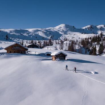 Zwei Skitourengeher auf Großarl Skitour auf verschneiten Hügeln 