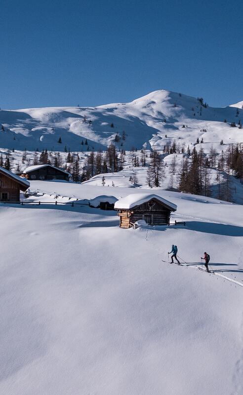 Zwei Skitourengeher auf Großarl Skitour auf verschneiten Hügeln 