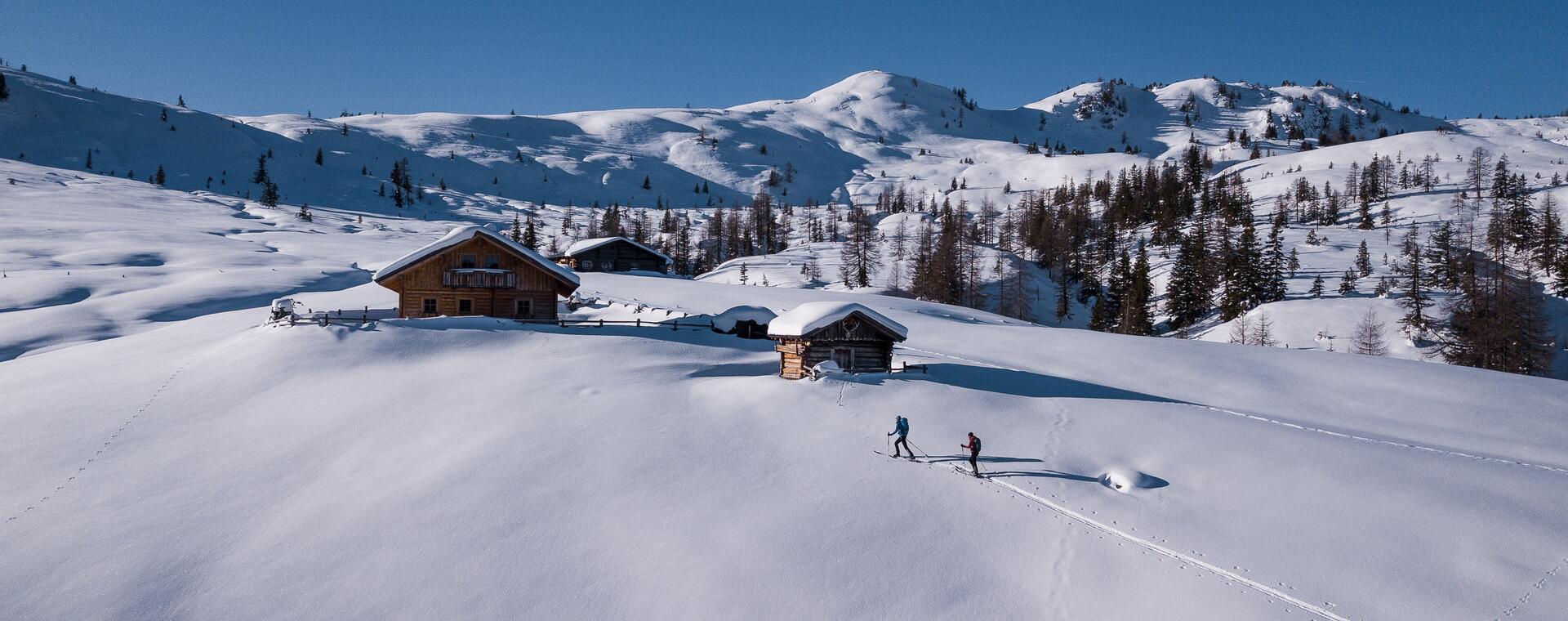 Zwei Skitourengeher auf Großarl Skitour auf verschneiten Hügeln 