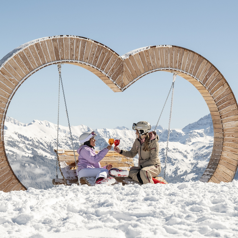 Winterurlaub mit Blick auf die verschneiten Berge von Großarl